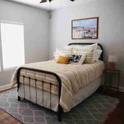 Dos Pinos Riverside Cottage near DT Kerrville Rooms