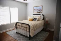 Dos Pinos Riverside Cottage near DT Kerrville