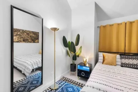 ~The Hidden Gem~ King Bed and Hot Tub!