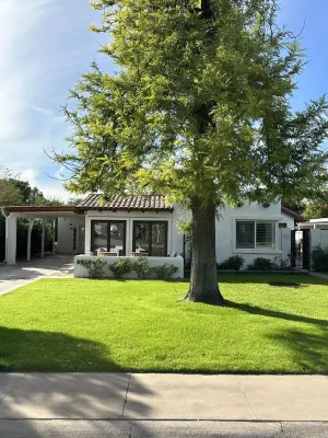 Baja Rosa- Stylish Biltmore Area Private Home with Included Casita/Heated Pool