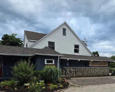 Clean & Cozy Cottage - Lake Views + Private Hot Tub 杰尼瓦酒店