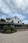 Clean & Cozy Cottage - Lake Views + Private Hot Tub
