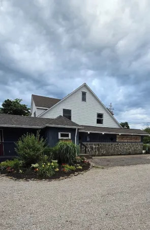 Clean & Cozy Cottage - Lake Views + Private Hot Tub Отели в г. Дженива Тауншип