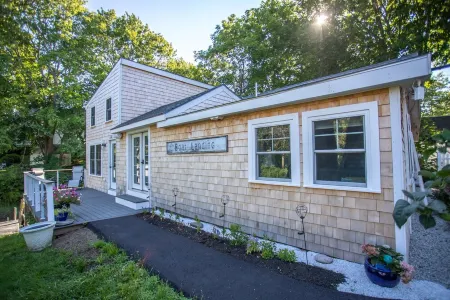 Waterfront Coastal Cottage in Kennebunk, Maine Отели в г. Кеннебанк