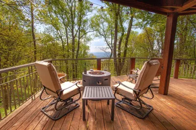Little Bear: 4br/ 4ba, mountain & valley view. Pet friendly!