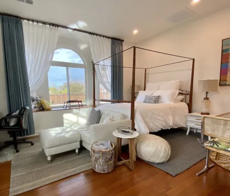 Brand New! Guest House - Modern Stylish & Central Отели рядом со станцией Santa Clara Station