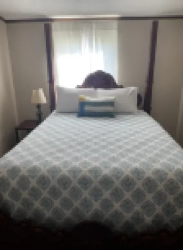 Great location. covered patio/5 minutes away from restaurants stores boat launch