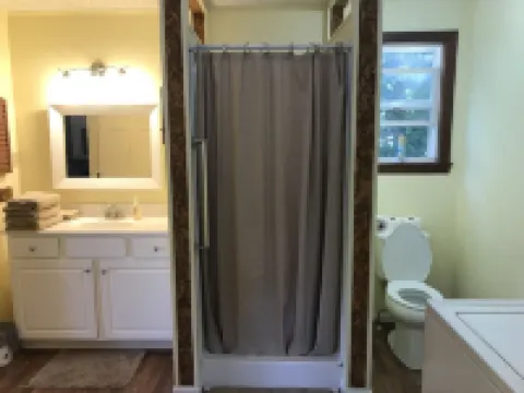 Entire Guest Suite in Haus Edelweiss on the Blue Ridge Parkway マクドウェルのホテル