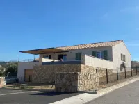 Comfortable 8-person villa with pool and sea view