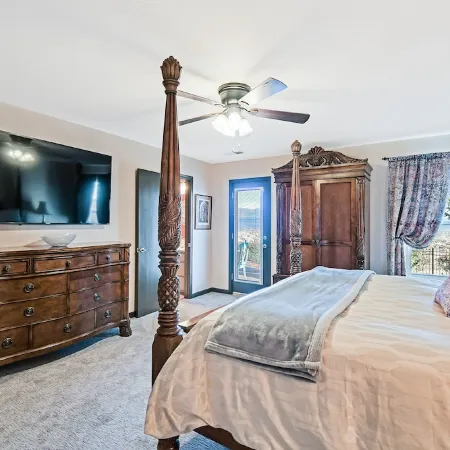 Relaxing, comfortable home for entertaining or enjoying the view