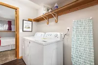 Oak Haven: 3 King Beds + 1 Queen Bed Fast Wi-Fi + FREE Parking - Sleeps 8 People