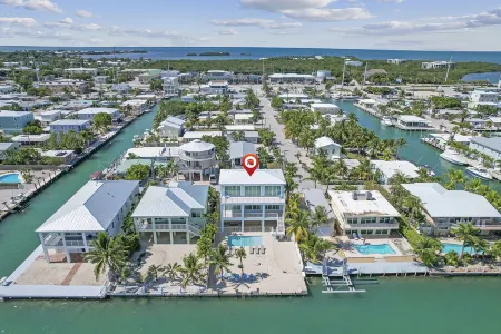 Oceanfront PARADISE w Heated pool, 55’ dock, ocean view & bathroom in every room
