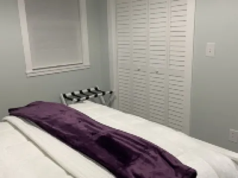 Lake House Artistic Spa-Like Retreat - Quiet Peaceful cul-de-sac - Pet-Friendly! Hotels in Howard Township