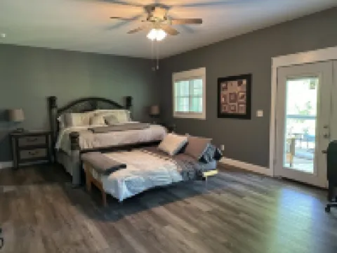 The Nauti Farmhouse - 1 Mile to Moors Resort w Dock/Golf Cart/Pontoon Rental