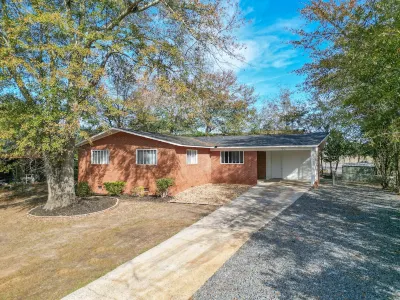 Rustic and Serene Home, 3BR, King Bed, Near RAFB Hotels near Houston Church