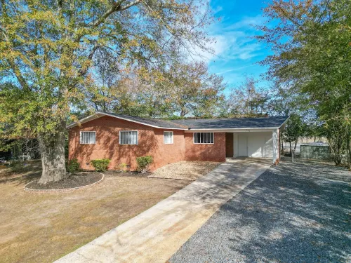 Rustic and Serene Home, 3BR, King Bed, Near RAFB
