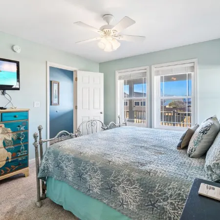 Ocean Views with a 1 minute walk to beach access! Linens & Bath Towels included!