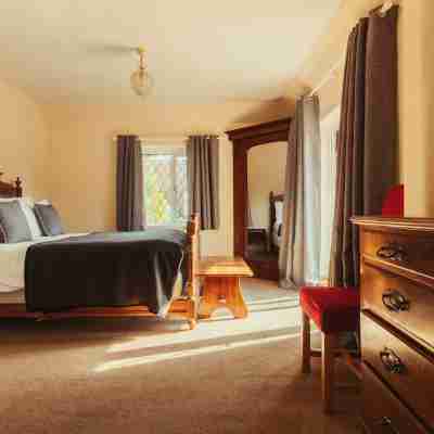 Charming Riverside Cottage - Ideal for Families & Groups, Pool, Gardens & River Rooms