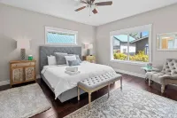 CDA home walking distance to beaches, parks, library and downtown boutiques