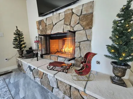 Majestic Escape LakeView, Pet friendly & Hot tub welcoming Crestline