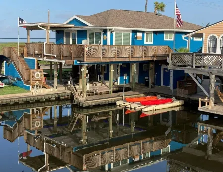 Tahiti Sunset, a 3BR, 2.5b canal  home, spectacular sunset views