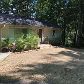 Cozy Yet Modern Cottage. Pet Friendly. 1.3 Miles to Town. Mountain Views.