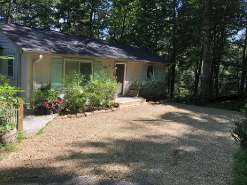 Cozy Yet Modern Cottage. Pet Friendly. 1.3 Miles to Town. Mountain Views.