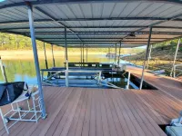 Hannah's Hideaway-3 Miles To Stores, Restaurants, Sleeps 16, No Steps To water! 温斯頓縣酒店