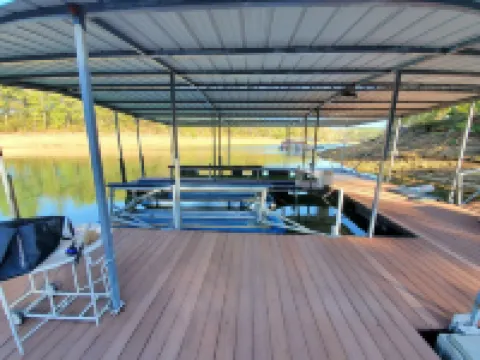 Hannah's Hideaway-3 Miles To Stores, Restaurants, Sleeps 16, No Steps To water!