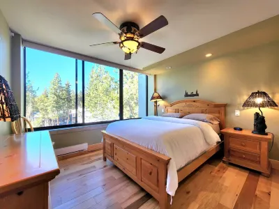 UPDATED BROCKWAY SPRINGS 3 BEDROOM, 2 BATH CONDO ON THE LAKE WITH VIEWS North Tahoe Art Center 주변 호텔
