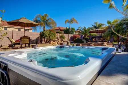 LUXURY DREAM HOME, 6 bdrm pool/hot tub, 8 flat tvs, fire pits, 5000 sq ft Отели рядом с достопримечательностью «Challenger Space Center»