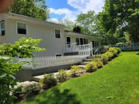 Charming Split-Level House with heated pool, hot tub & a brand-new septic system Hôtels à proximité de : Cooper's Beach