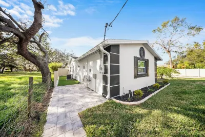 Spacious Studio: King Bed, Kitchenette & Full Bathroom and Board Games! Hotels near Terra Sur Cafe