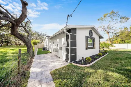 Spacious Studio: King Bed, Kitchenette & Full Bathroom and Board Games!