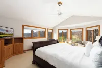 Stunning 5 bdm home on The General in Galena Territory!