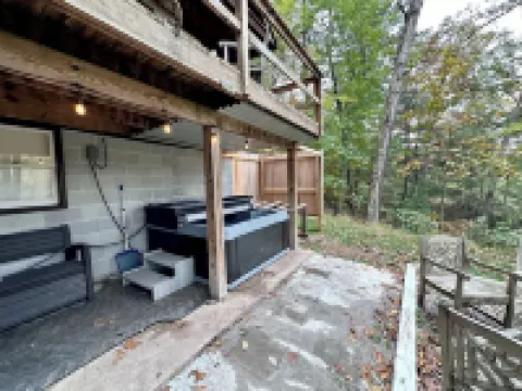 Hidden Gem in the woods with hot tub