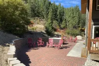 Modern Day Luxury Cabin Living! 4 Bed/4Bath, Hot Tub, 5 Acres, 15 Min to Lvnwrth Hotels near Chiwawa Sno-Park
