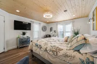 Urban Nest. Luxe Loft Downtown Butler. Walk to dining and Shopping.