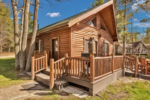 Cabin on AuTrain River a few blocks from Lk Superior, 10 mi from Munising