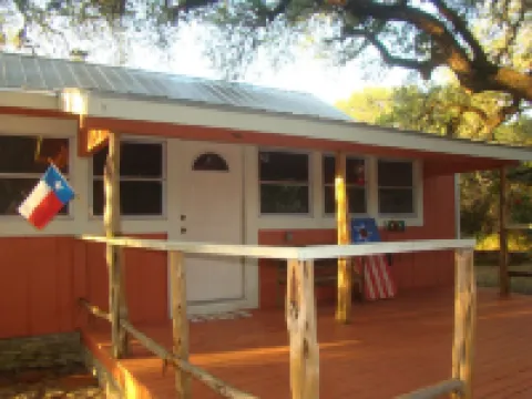 Secluded, shady river front Get-away cabin Hotels in Real County