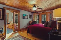 River Rock Mountain Chalet on Coosawattee River / HotTub / Fire-Pit / Riverside