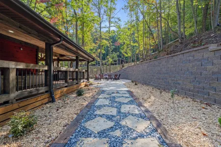 Trails End Lodge - 5 Br Cabin in Morganton with Games, WiFi, Hot Tub