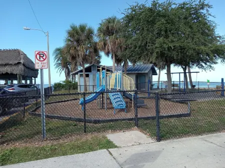 Sunset Lagoon. In the heart of Hudson. Waterfront. 2 minute walk beach/dining