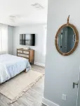 Casa Vilano~steps to the beach, pet + family friendly, fenced yard, heated pool! - 按摩浴缸