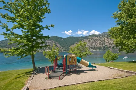 Vacation Family Home. 180 View of Beautiful Lake Chelan. Private Backyard.