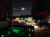 Suite with Hot Tub -AC  - Huge Fenced Yard - Mt. Rainier View - Private Entrance Các khách sạn gần Totem Lake West Self Storage