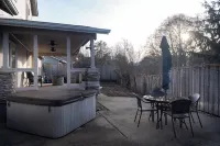 Xenia Retreat- North Roseburg Area Family Retreat with Seasonal Pool Hotels in Roseburg North