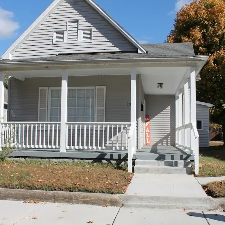 3 bedroom 1 bath. less than a mile to Union Hospital