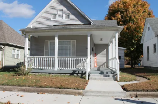 3 bedroom 1 bath. less than a mile to Union Hospital