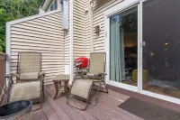 Five Minutes to Kancamagus Highway! Private & Spacious Family Home Sleeps 8! 콘웨이 호텔